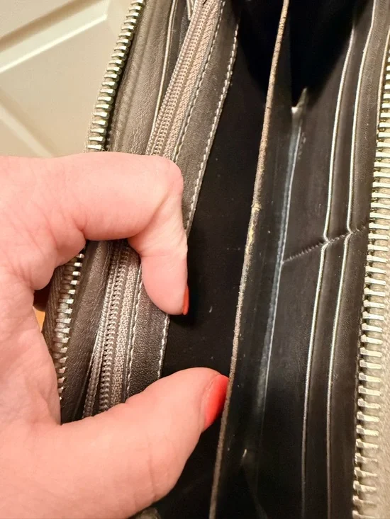 *Authentic* Gucci - Monogram Zippy Wallet - Picture 14 of 15